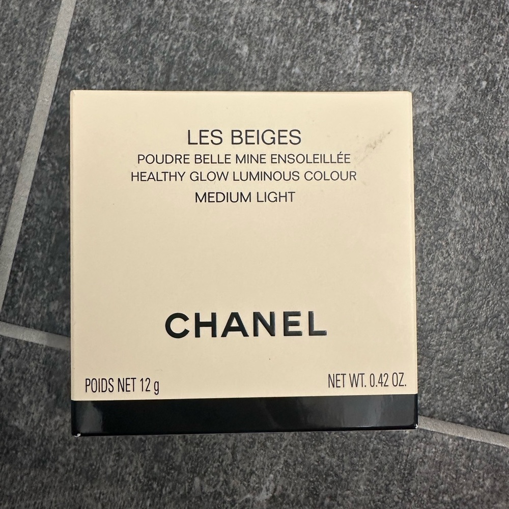 CHANEL Les Beiges Healthy Glow Luminous Colour in Shade Medium Light